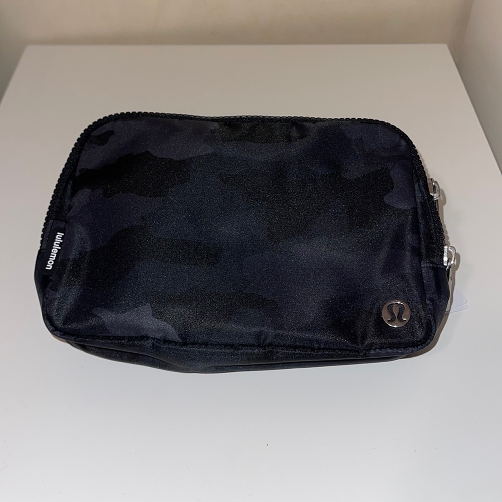 EVERYWHERE BELT BAG 2L - HERITAGE 365 CAMO DEEP COAL MULTI